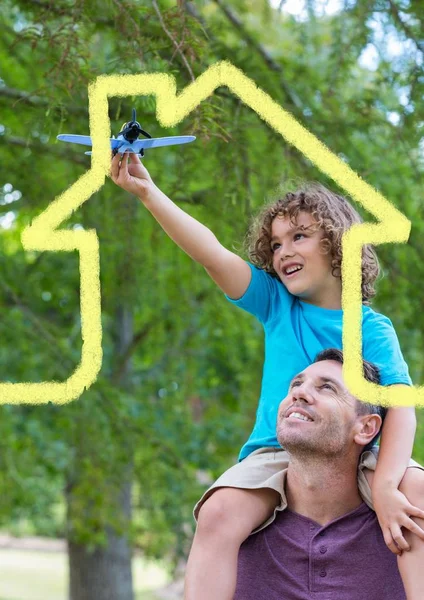 Otec, přepravující syna na jeho ramenou s tvarem domu — Stock fotografie