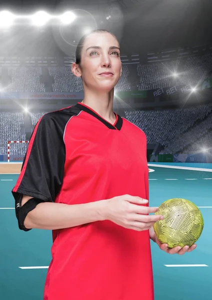 Jogadora de handebol feminina segurando bola no campo de handebol — Fotografia de Stock