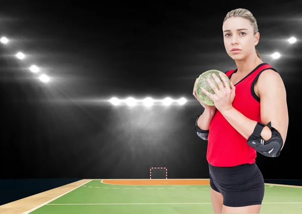 Kvinnliga handbollsspelare hålla bollen på handbollsplan — Stockfoto
