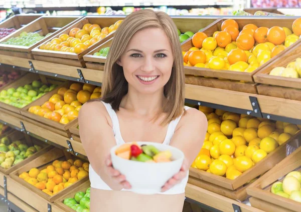 Meyve kase süpermarkette kadınla — Stok fotoğraf