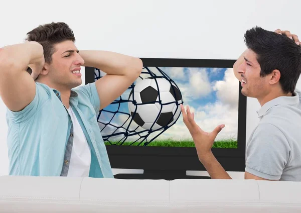 Amigos decepcionados mientras ven el partido de fútbol en la televisión —  Fotos de Stock