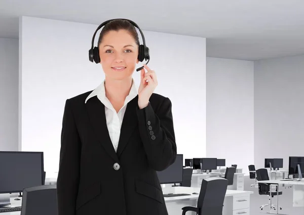 Mujer de servicio al cliente en auriculares — Foto de Stock