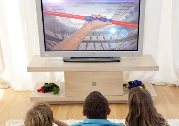 Famiglia guardando giavellotto gettare in televisione a casa — Foto Stock