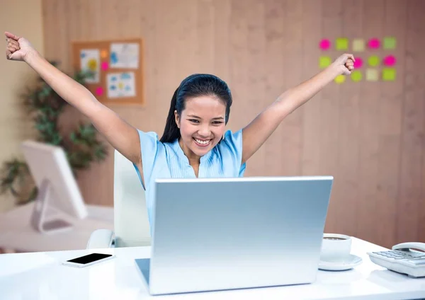 Geschäftsfrau feiert auf dem Schreibtisch — Stockfoto