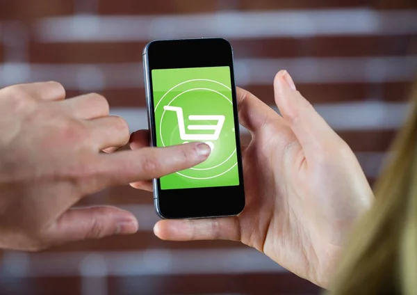 Csinál online vásárlás a mozgatható telefon kezek — Stock Fotó