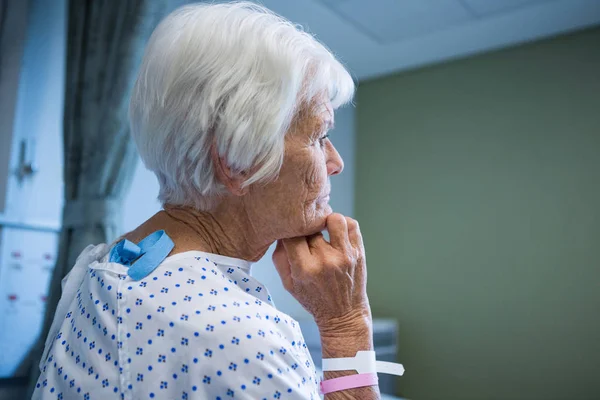 Senior patiënt staande in ziekenhuis — Stockfoto