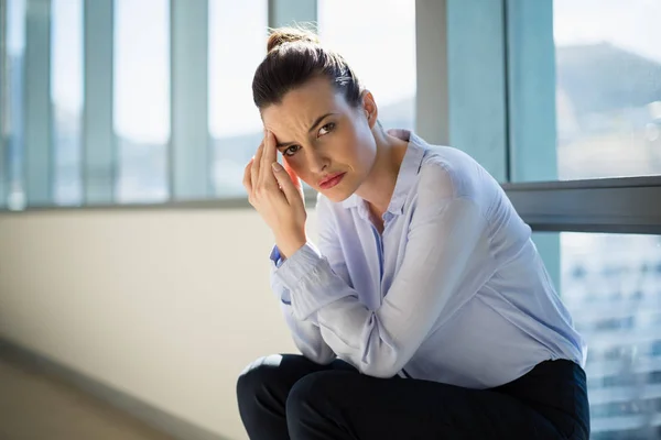 Tense femme chef d'entreprise assis — Photo