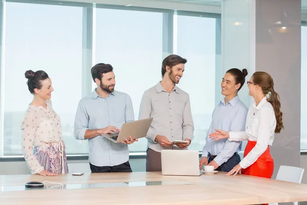 Executivos de negócios discutindo uns com os outros — Fotografia de Stock