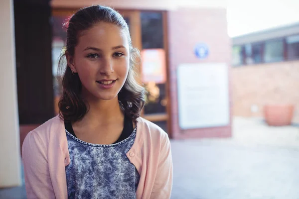 Schoolmeisje zit in school campus — Stockfoto