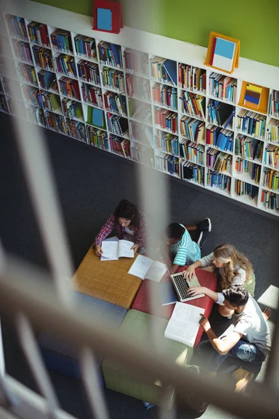 Внимательные студенты, обучающиеся в библиотеке — стоковое фото