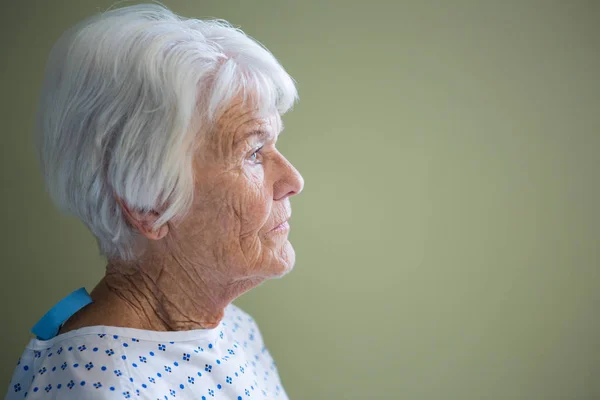 Senior patiënt staande in ziekenhuis — Stockfoto