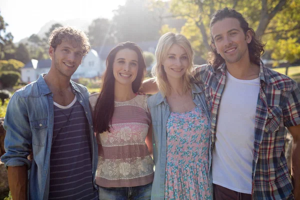 Freunde stehen zusammen im Park — Stockfoto