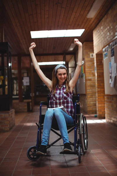 Écolière handicapée en fauteuil roulant dans le couloir — Photo