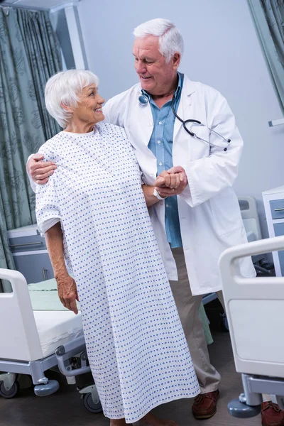 Dokter meewerkende senior patiënt in ziekenhuis — Stockfoto