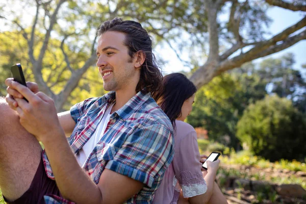 Paar van het tekstoverseinen op mobiele telefoon — Stockfoto