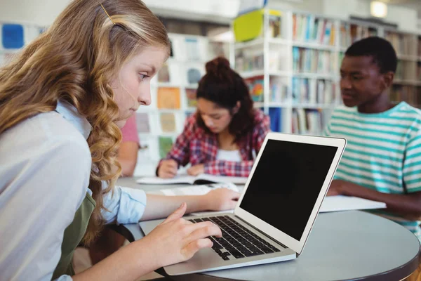 Attente schoolmeisje met behulp van laptop — Stockfoto