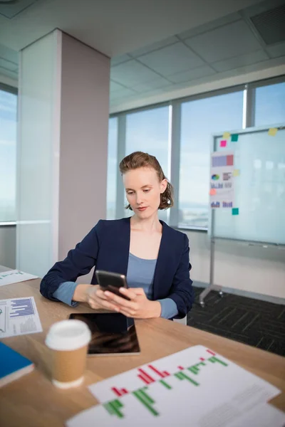 Business executive using her mobile phone — Stock Photo, Image