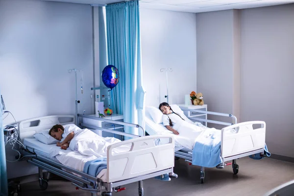 Пациенты спят на кровати — стоковое фото
