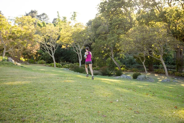 Kadın koşucu koşu arka görünümü — Stok fotoğraf