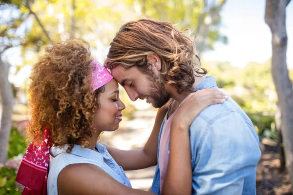 Couple romantique s'embrassant — Photo