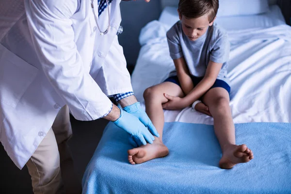 Médico masculino examinando paciente — Fotografia de Stock