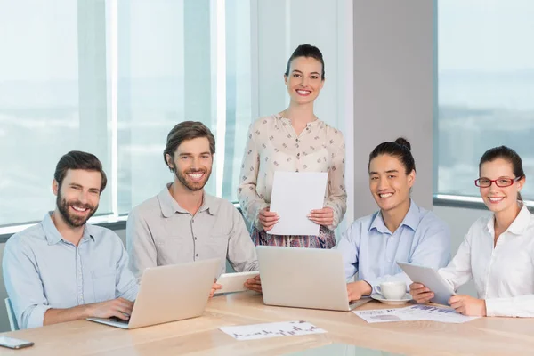 Bedrijfsleiders permanent in vergaderruimte — Stockfoto