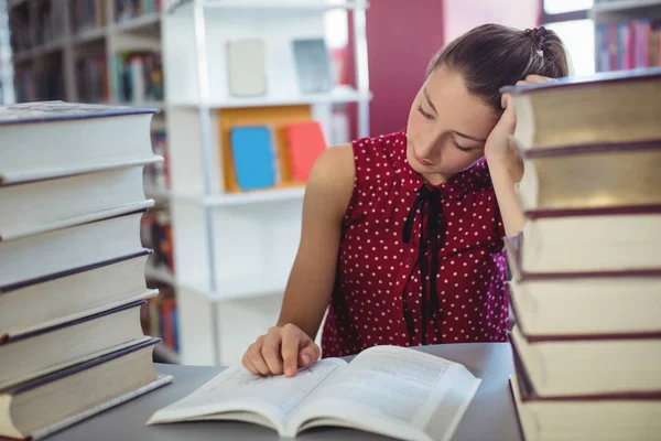 Studentessa attenta che studia in biblioteca — Foto Stock