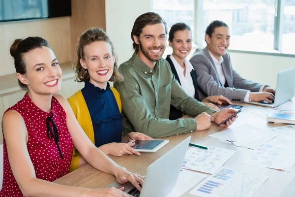 Leende business-team sitter i konferensrummet — Stockfoto