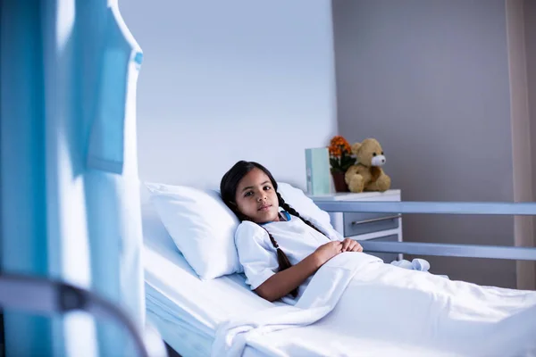 Patient liegt auf Bett — Stockfoto