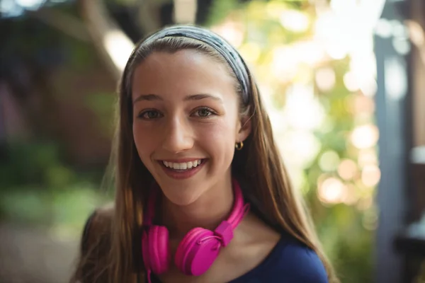 Щаслива школярка з навушниками — стокове фото