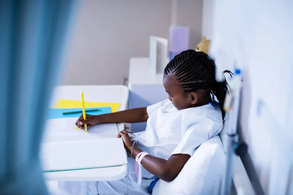 Patient writing on book — Stock Photo, Image