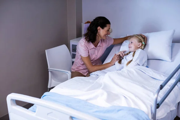 Médica mulher consoladora paciente durante a visita — Fotografia de Stock