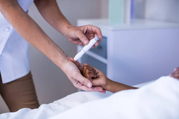 Médica verificando o nível de açúcar do paciente — Fotografia de Stock