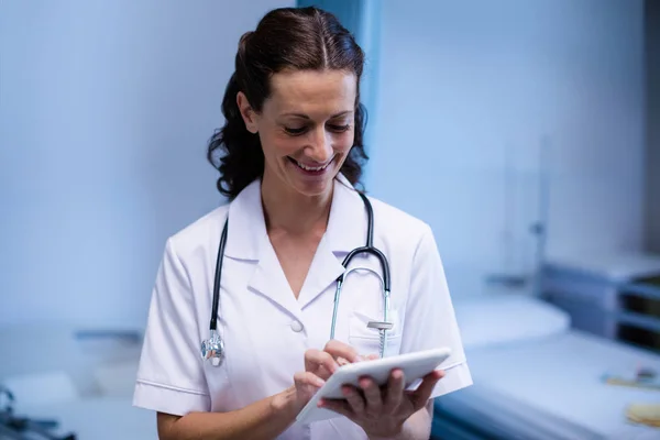 Жінка лікар використовує цифровий планшет — стокове фото