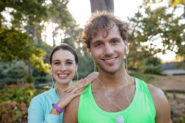 Coppia sorridente nel parco — Foto Stock