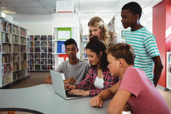 Grupo de estudiantes usando laptop —  Fotos de Stock