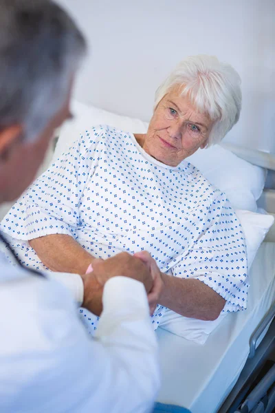 Médico examinando paciente idoso na enfermaria — Fotografia de Stock