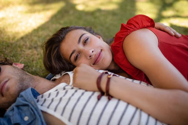 Couple embrassant dans le parc — Photo