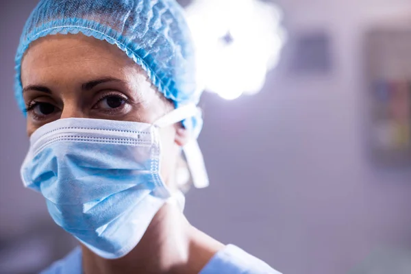 Kvinnlig sjuksköterska bär kirurgisk mask — Stockfoto