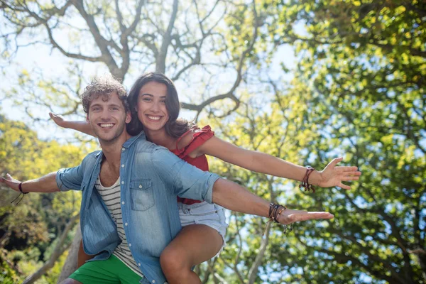 Homem dando um passeio de piggyback para mulher — Fotografia de Stock