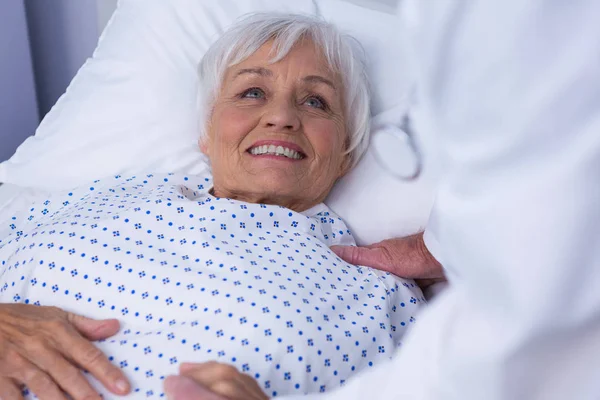 Mid-section of doctor consoling senior patient — Stock Photo, Image