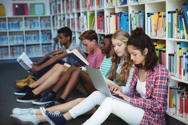 Uważny studentów studiujących w bibliotece — Zdjęcie stockowe