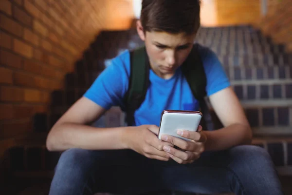 Attente schooljongen gebruik mobiele telefoon — Stockfoto