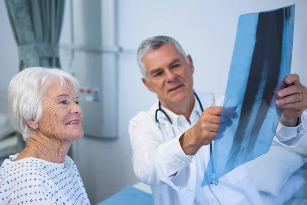 Arzt diskutiert Röntgenbericht mit Patient — Stockfoto