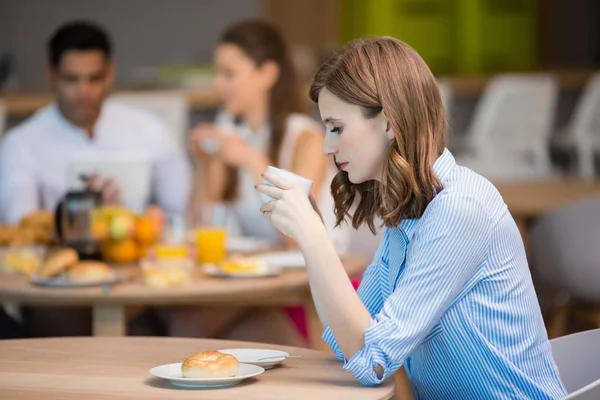 Zakenvrouw die koffie drinkt — Stockfoto