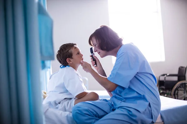 Médecin féminin examinant l'oeil du patient — Photo