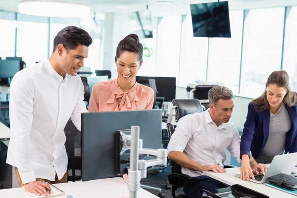 Compañeros de negocios que interactúan entre sí — Foto de Stock