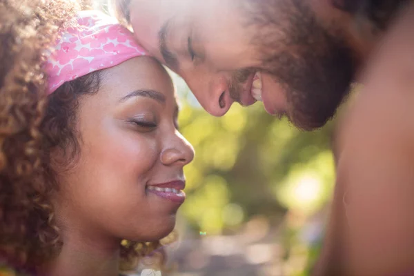 Coppia romantica che si abbraccia — Foto Stock