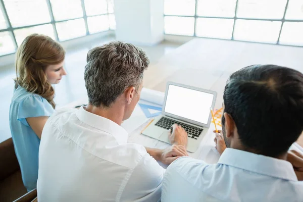 Architects discussing over laptop — Stock Photo, Image