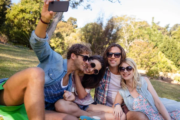 Freunde klicken beim Picknick auf Selfie — Stockfoto